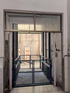 陜西商洛定制導軌式貨梯加裝聯動卷簾門安裝完畢！