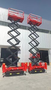 兩臺履帶12米液壓支腿裝車發貨