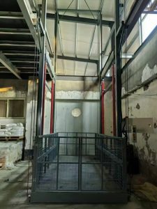 青島定制兩臺四缸四柱結構導軌式貨梯，載重5噸，第一臺安裝完畢！