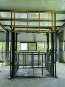 濰坊定制導軌式貨梯加裝聯動機械門安裝完畢
